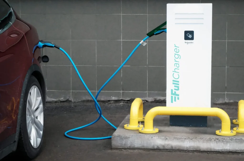 Schneider Electric ve FullCharger, ortak şarj istasyonu ağı kuracaklar