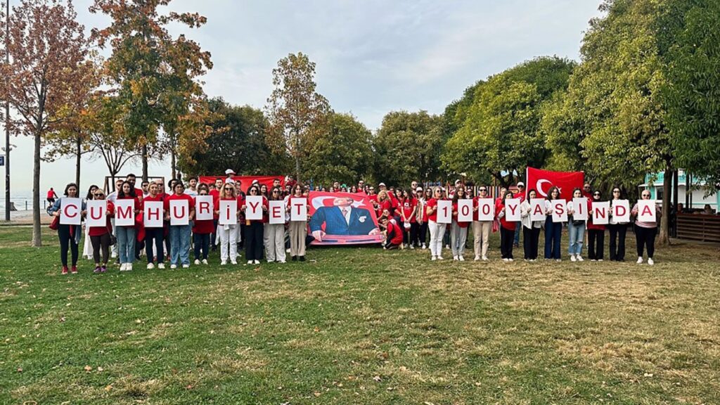 DenizTemiz TURMEPA deniz temizliği Cumhuriyetin 100. yılı gönüllü etkinlik Caddebostan sahil atık toplama