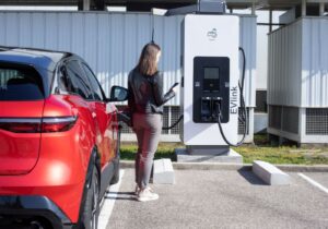 Schneider Electric EVlink Pro DC 180 kW Elektrikli araç hızlı şarj istasyonu Ticari ve endüstriyel binalar enerji verimliliği
