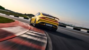 Xiaomi SU7 Ultra elektrikli sedan yüksek performans, rekabetçi fiyat ve AI destekli sürüş teknolojileriyle Tesla ve Porsche ye meydan okuyor